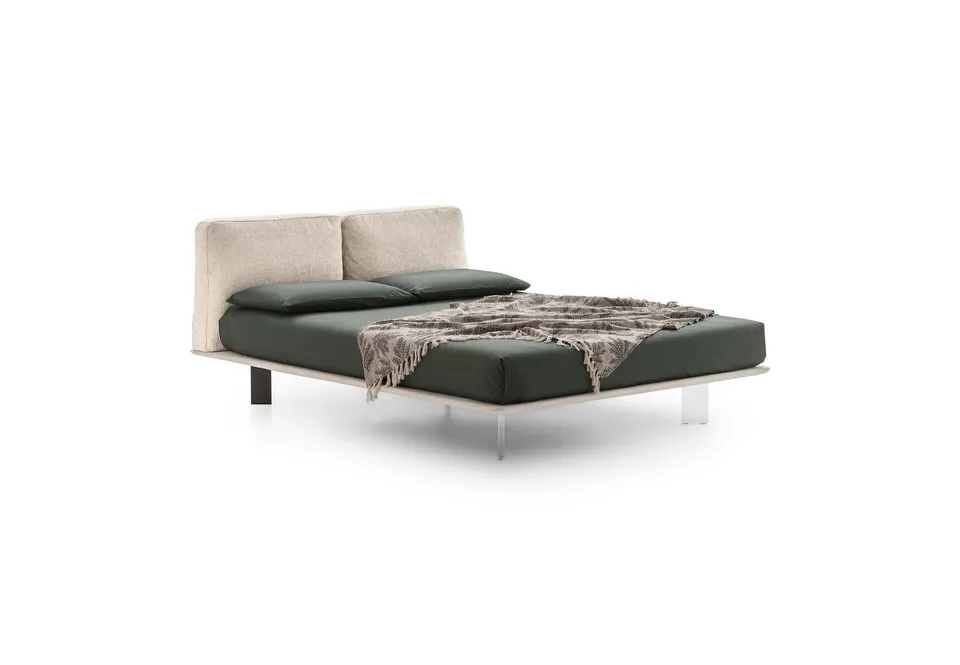 מיטה מרופדת Fenice של LeComfort בשנהב עם רגליים שקופות