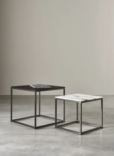שולחנות קפה Hardy של Meridiani, מסגרת מתכת דקה ומשטחים בגימורים שונים
