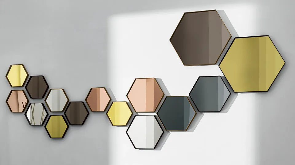 מראות משושות Visual Hexagonal של Sovet בקומפוזיציה על הקיר