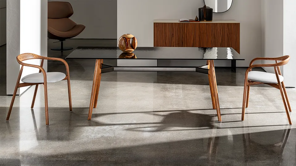 שולחן אוכל מלבני Lewood Rectangular של Sovet עם רגלי עץ