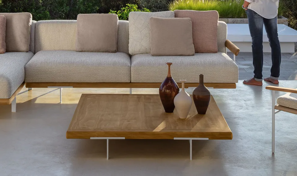 שולחן קפה מרובע Allure 120×120 של Talenti, משטח עץ על רגלי אלומיניום