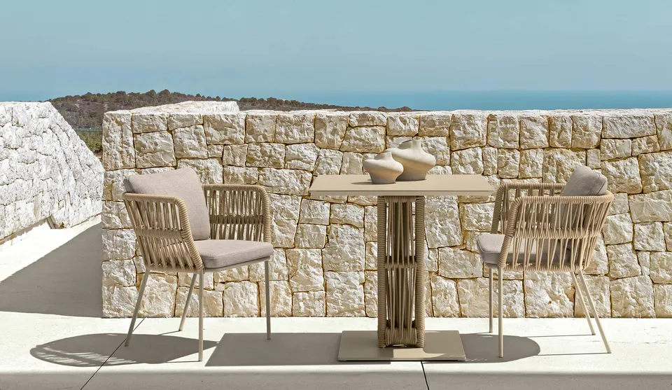 שולחן אוכל מרובע Cliff 80×80 של Talenti עם בסיס קלוע בחבל