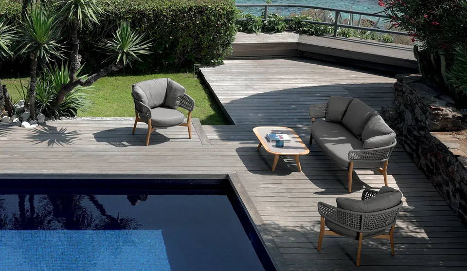 כורסת טרקלין Moon//Teak של Talenti, בסיס טיק ומשענות חבל אפור