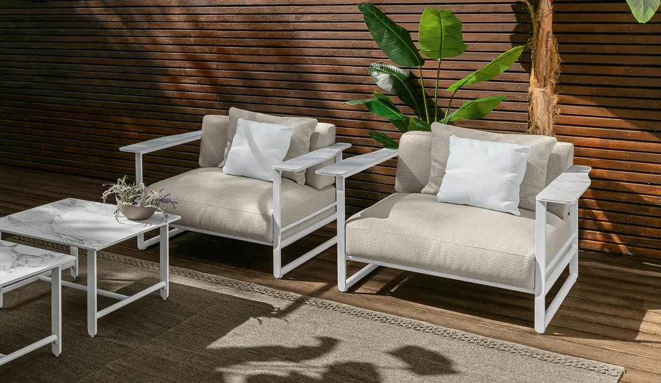 כורסת טרקלין Riviera של Talenti, כריות שופעות ומשענות יד בגימור אבן