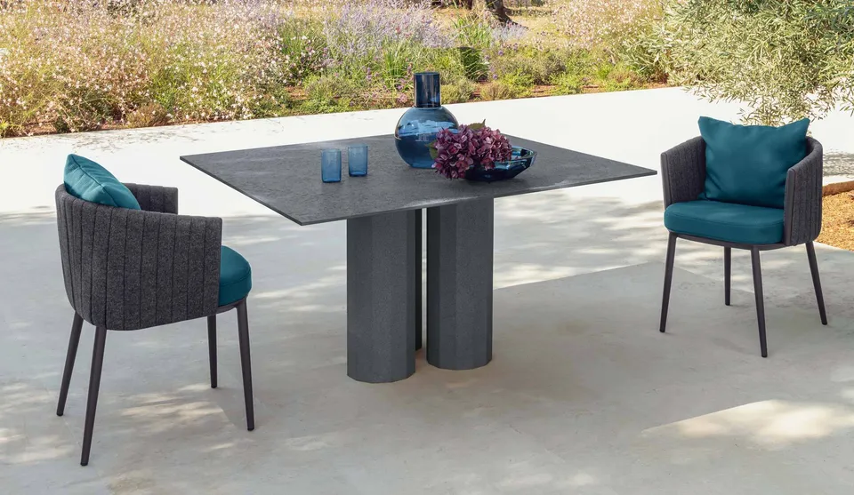 שולחן אוכל מרובע Salinas 140×140 של Talenti מבטון על עמודים