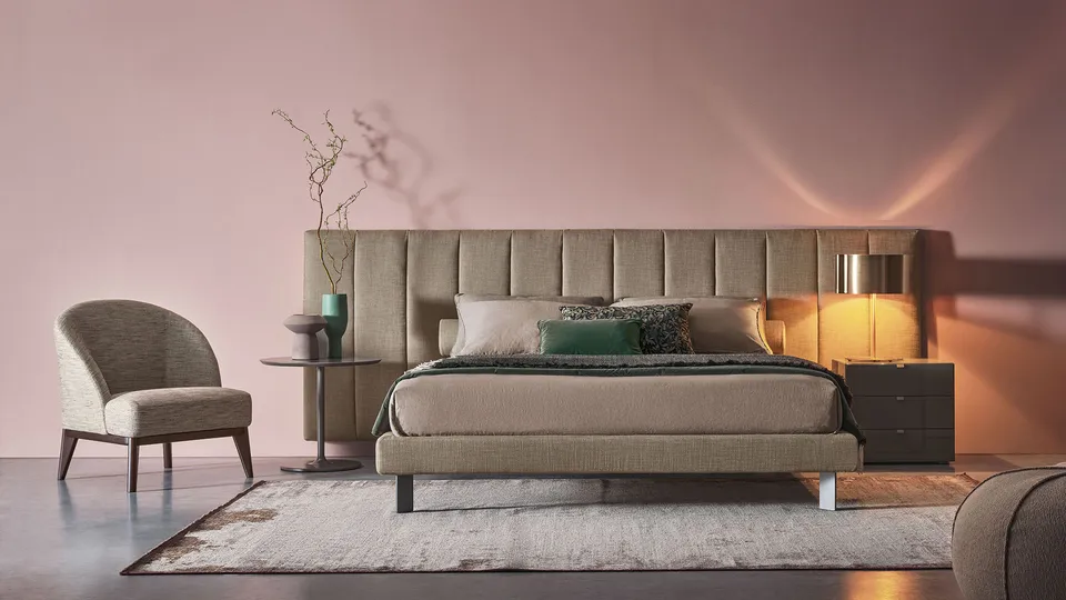בואזרי מרופד Boiserie Oscar של Twils עם תפרים אנכיים מאחורי המיטה