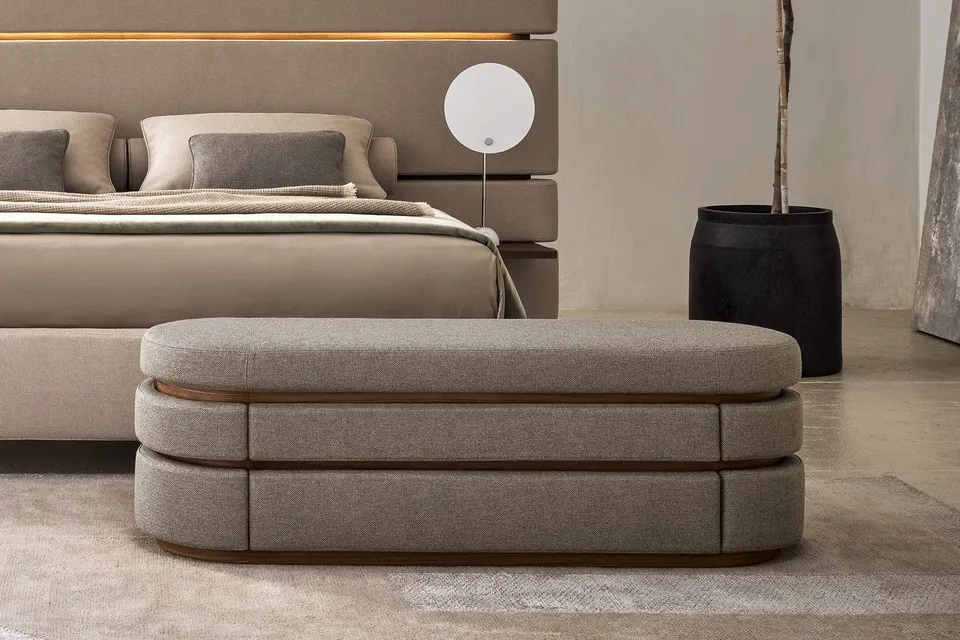 ספסל מרופד Infinito Bench של Twils בקו מעוגל
