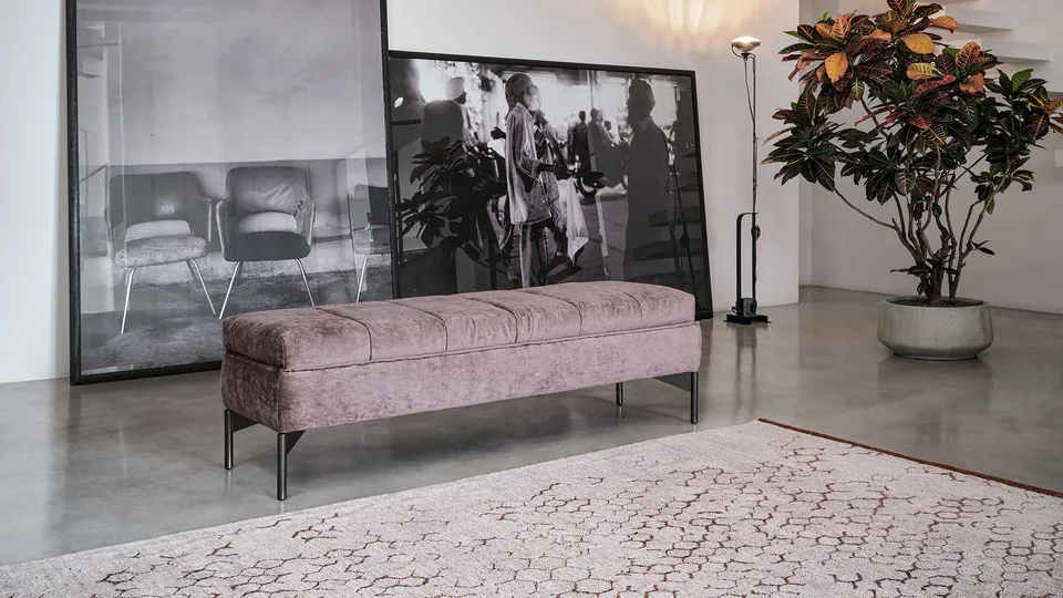 ספסל לחדר השינה Opéra Bench של Twils עם תפרים מחלקים במושב